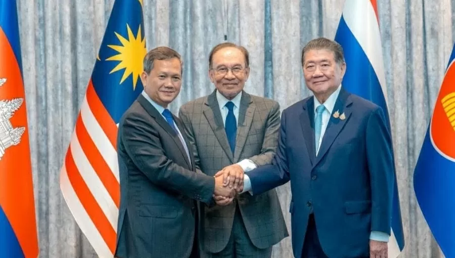 Từ trái sang phải: Thủ tướng Campuchia Hun Manet, Thủ tướng Malaysia Anwar Ibrahim và quyền Thủ tướng Thái Lan Phumtham Wechayachai tại họp báo sau hội đàm ngày 28/7 ở Malaysia. Từ trái sang phải: Thủ tướng Campuchia Hun Manet, Thủ tướng Malaysia Anwar Ibrahim và quyền Thủ tướng Thái Lan Phumtham Wechayachai tại họp báo sau hội đàm ngày 28/7 ở Malaysia.