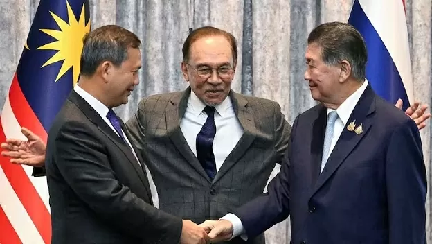 Từ trái sang phải: Thủ tướng Campuchia Hun Manet, Thủ tướng Malaysia Anwar Ibrahim và quyền Thủ tướng Thái Lan Phumtham Wechayachai tại họp báo sau hội đàm ngày 28/7 ở Malaysia. (Nguồn: CBC)