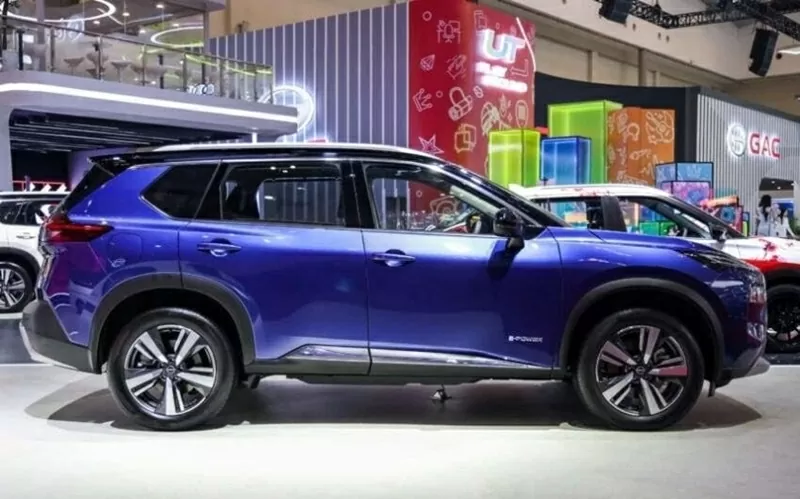 Xe có mái sơn đen mang đến hiệu ứng hai tông màu, góp phần tạo nên vẻ ngoài trẻ trung, năng động Xe có mái sơn đen mang đến hiệu ứng hai tông màu, góp phần tạo nên vẻ ngoài trẻ trung, năng động