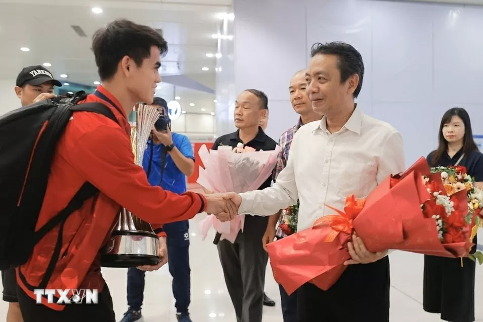 Hình ảnh U23 Việt Nam mang cúp vô địch đến người hâm mộ tại sân bay Nội Bài và Tân Sơn Nhất
