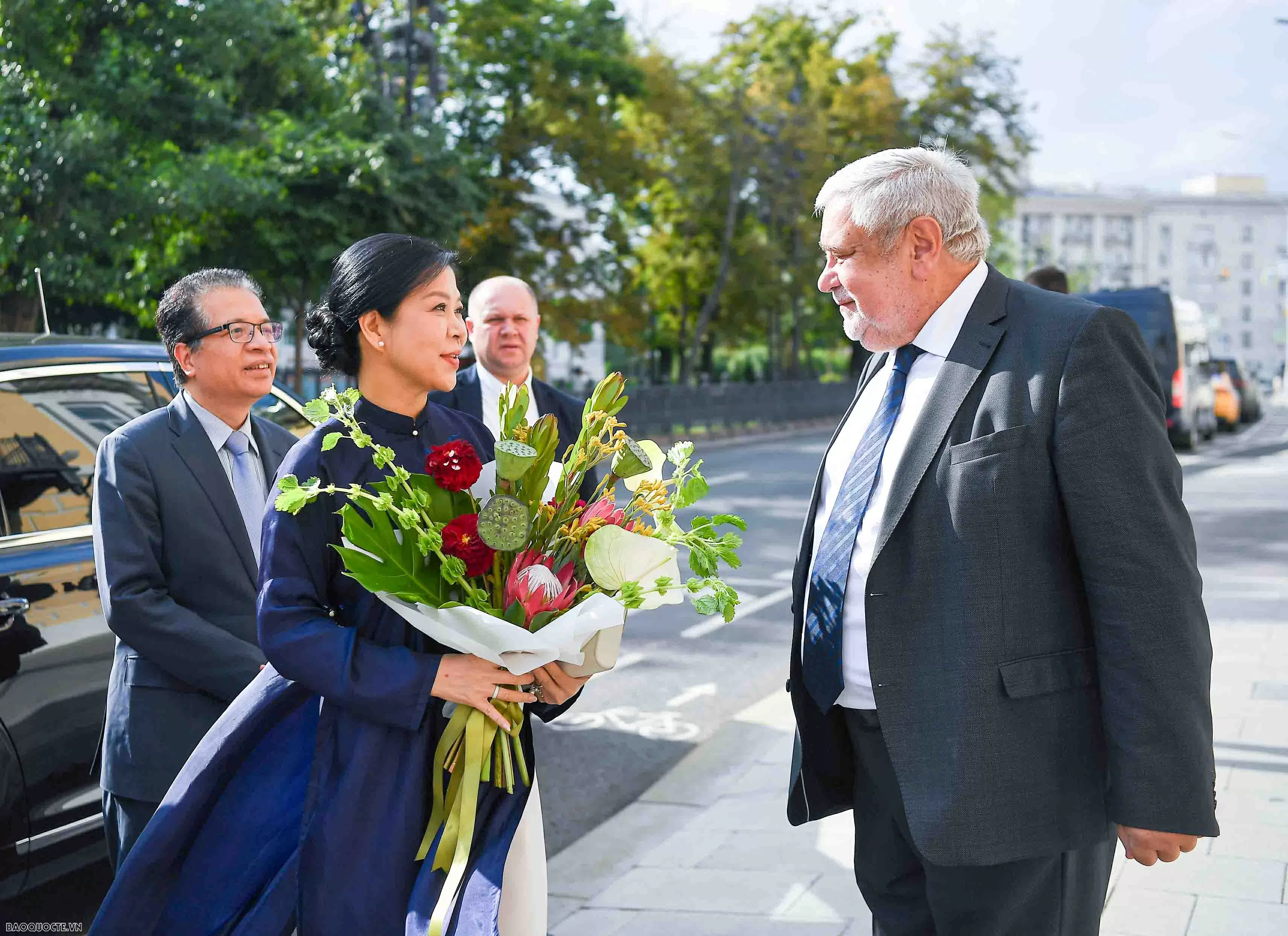 Chiếc áo dài lấy cảm hứng từ luỹ tre Việt Nam và rừng bạch dương Nga trưng bày giữa Moscow Chiếc áo dài lấy cảm hứng từ luỹ tre Việt Nam và rừng bạch dương Nga trưng bày giữa Moscow