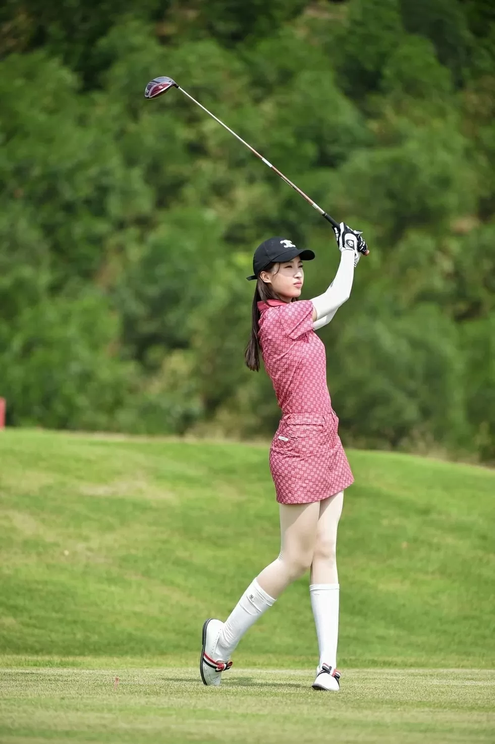 Hoa hậu Đỗ Mỹ Linh rạng rỡ cùng trang phục trẻ trung, chắn nắng trên sân golf