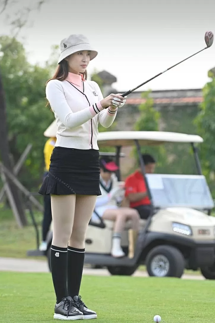 Hoa hậu Đỗ Mỹ Linh rạng rỡ cùng trang phục trẻ trung, chắn nắng trên sân golf