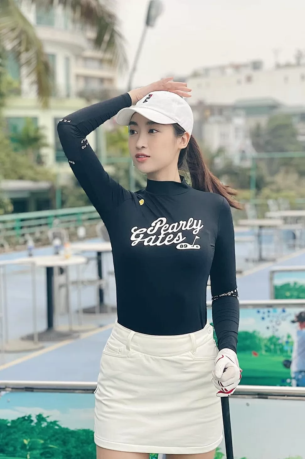 Hoa hậu Đỗ Mỹ Linh rạng rỡ cùng trang phục trẻ trung, chắn nắng trên sân golf