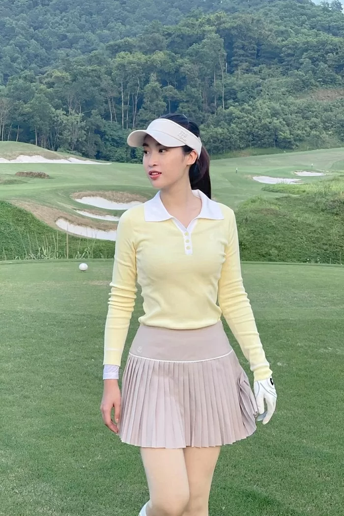 Hoa hậu Đỗ Mỹ Linh rạng rỡ cùng trang phục trẻ trung, chắn nắng trên sân golf