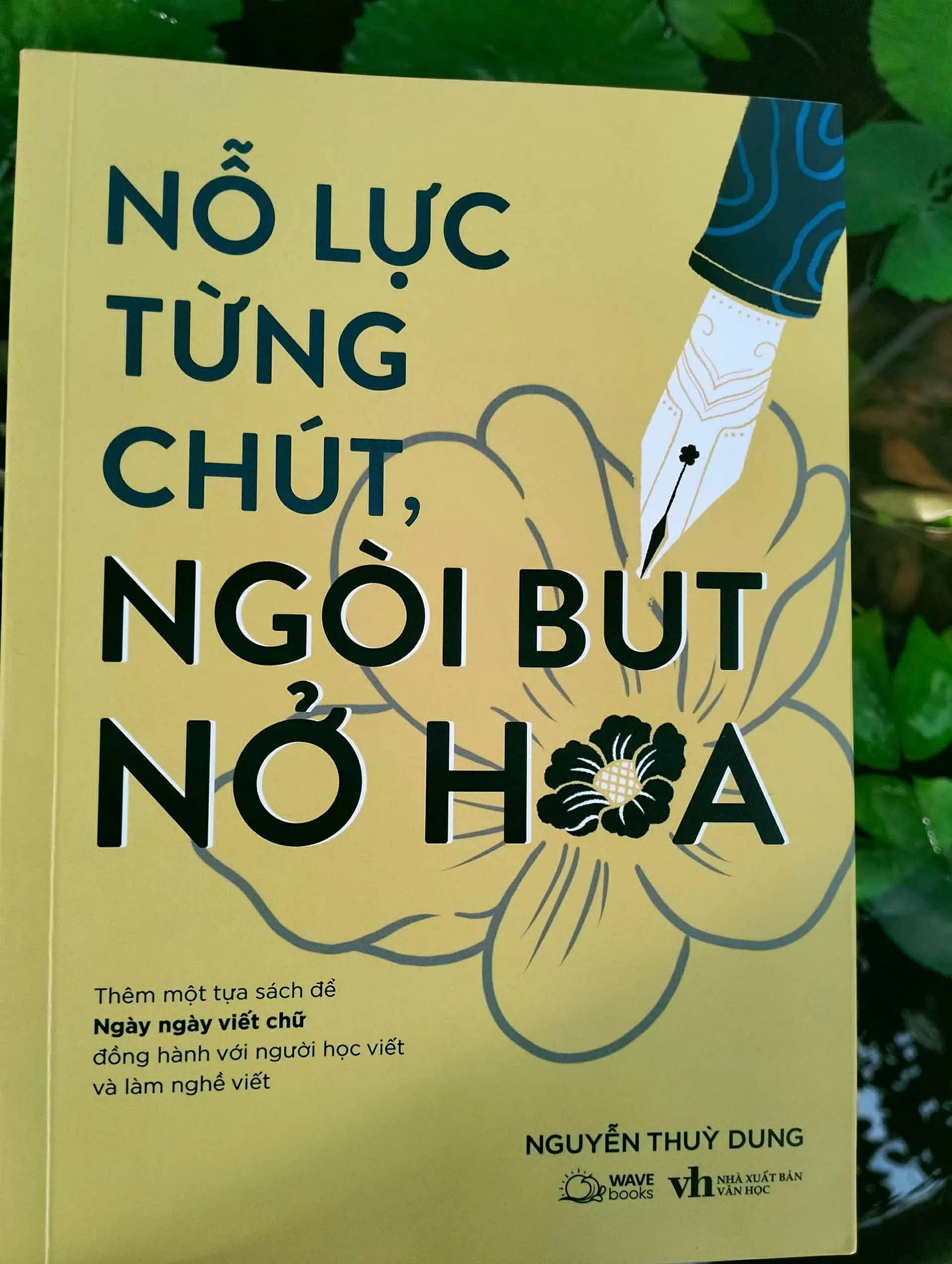 Cuốn sách Nỗ lực từng chút, ngòi bút nở hoa của tác giả Nguyễn Thuỳ Dung, do NXB Văn học ấn hành. (Ảnh: Bạch Mai) Cuốn sách Nỗ lực từng chút, ngòi bút nở hoa của tác giả Nguyễn Thuỳ Dung, do NXB Văn học ấn hành. (Ảnh: Bạch Mai)