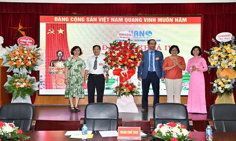 Liên minh PGS Việt Nam tặng hoa chúc mừng Đại hội. Liên minh PGS Việt Nam tặng hoa chúc mừng Đại hội.