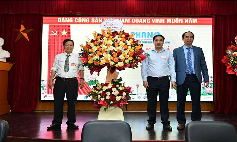 Cục Việc làm - Bộ Nội vụ tặng hoa chúc mừng Đại hội. Cục Việc làm - Bộ Nội vụ tặng hoa chúc mừng Đại hội.