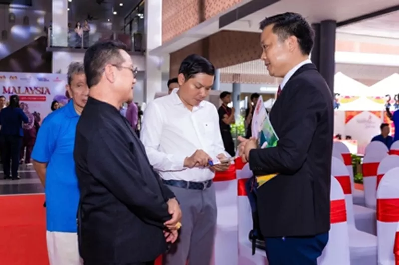 Ông Patrick Shenk Chi Ming và TS. Hồ Minh Sơn – Đại diện truyền thông quốc tế IMRIC trao đổi bên lề sự kiện (Ảnh: Bảo Lan) Ông Patrick Shenk Chi Ming và TS. Hồ Minh Sơn – Đại diện truyền thông quốc tế IMRIC trao đổi bên lề sự kiện (Ảnh: Bảo Lan)