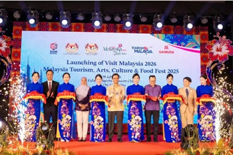 Tổng Lãnh sự Malaysia Firdauz Othman cùng khách mời thực hiện nghi thức cắt băng khai mạc (Ảnh: Bảo Lan) Tổng Lãnh sự Malaysia Firdauz Othman cùng khách mời thực hiện nghi thức cắt băng khai mạc (Ảnh: Bảo Lan)