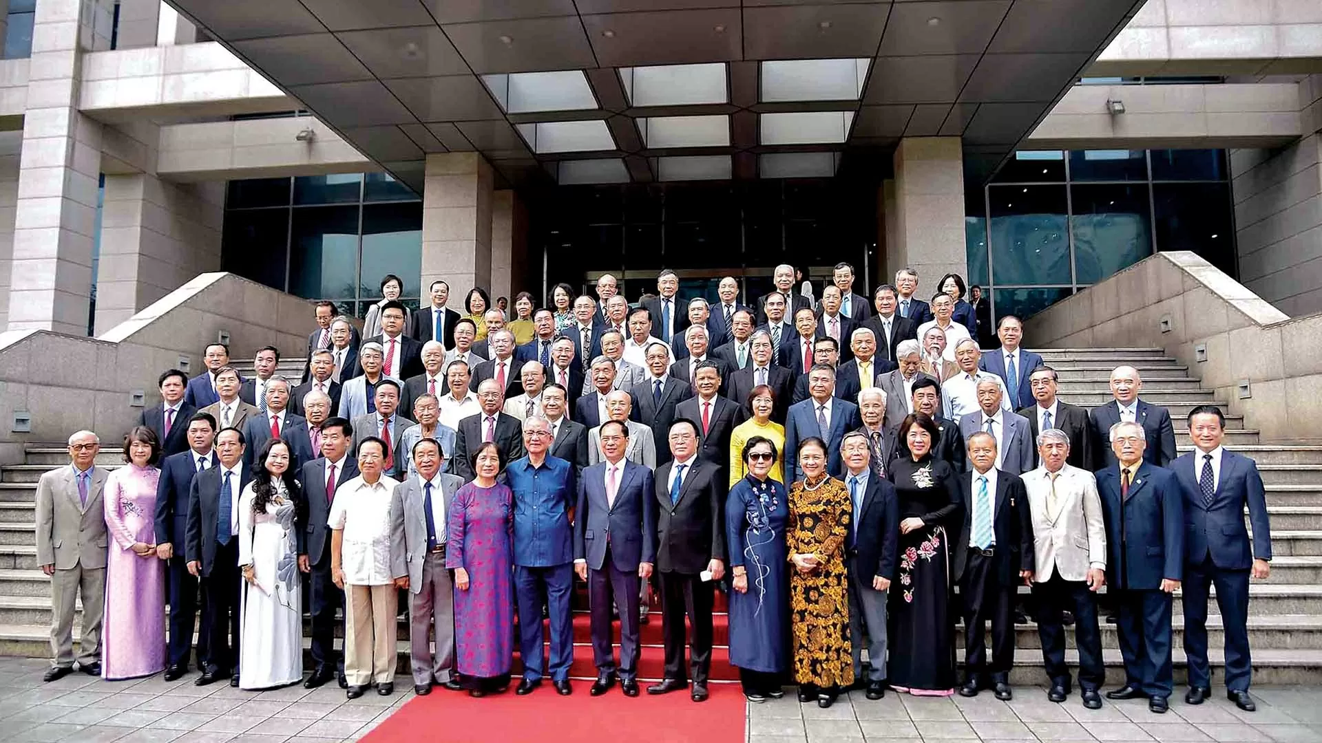 Ôn cố tri tân, rèn thân lập chí Ôn cố tri tân, rèn thân lập chí