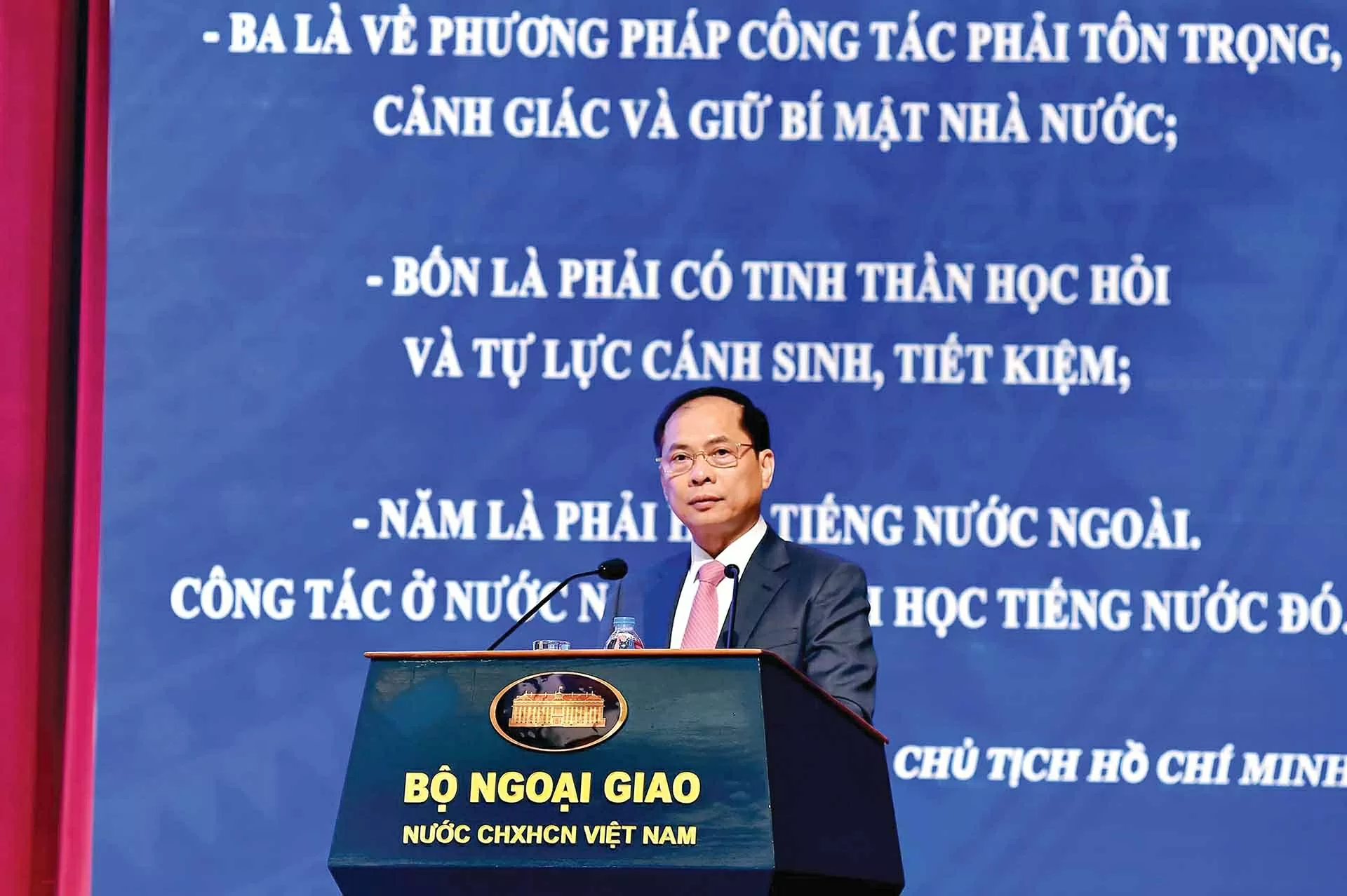 Ôn cố tri tân, rèn thân lập chí Ôn cố tri tân, rèn thân lập chí