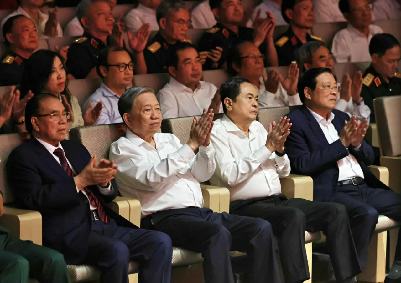Chương trình có sự tham dự của (từ trái sang): Đồng chí Nông Đức Mạnh, nguyên Tổng Bí thư Ban Chấp hành Trung ương Đảng Cộng sản Việt Nam; Đồng chí Tô Lâm, Tổng Bí thư Ban Chấp hành Trung ương Đảng Cộng sản Việt Nam; Đồng chí Trần Thanh Mẫn, Ủy viên Bộ Chính trị, Chủ tịch Quốc hội và đồng chí Phan Đình Trạc, Ủy viên Bộ chính trị, Trưởng ban Nội chính Trung ương. Chương trình có sự tham dự của (từ trái sang): Đồng chí Nông Đức Mạnh, nguyên Tổng Bí thư Ban Chấp hành Trung ương Đảng Cộng sản Việt Nam; Đồng chí Tô Lâm, Tổng Bí thư Ban Chấp hành Trung ương Đảng Cộng sản Việt Nam; Đồng chí Trần Thanh Mẫn, Ủy viên Bộ Chính trị, Chủ tịch Quốc hội và đồng chí Phan Đình Trạc, Ủy viên Bộ chính trị, Trưởng ban Nội chính Trung ương.
