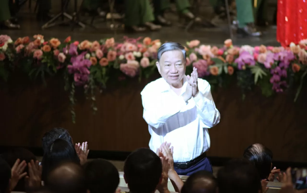 Đồng chí Tô Lâm, Tổng Bí thư Ban Chấp hành Trung ương Đảng Cộng sản Việt Nam gửi lời chào tới đại biểu chỉ huy các cơ quan, đơn vị thuộc Bộ Quốc phòng, Bộ Công an và Bộ Ngoại giao. (Ảnh: Thành Long) Đồng chí Tô Lâm, Tổng Bí thư Ban Chấp hành Trung ương Đảng Cộng sản Việt Nam gửi lời chào tới đại biểu chỉ huy các cơ quan, đơn vị thuộc Bộ Quốc phòng, Bộ Công an và Bộ Ngoại giao. (Ảnh: Thành Long)