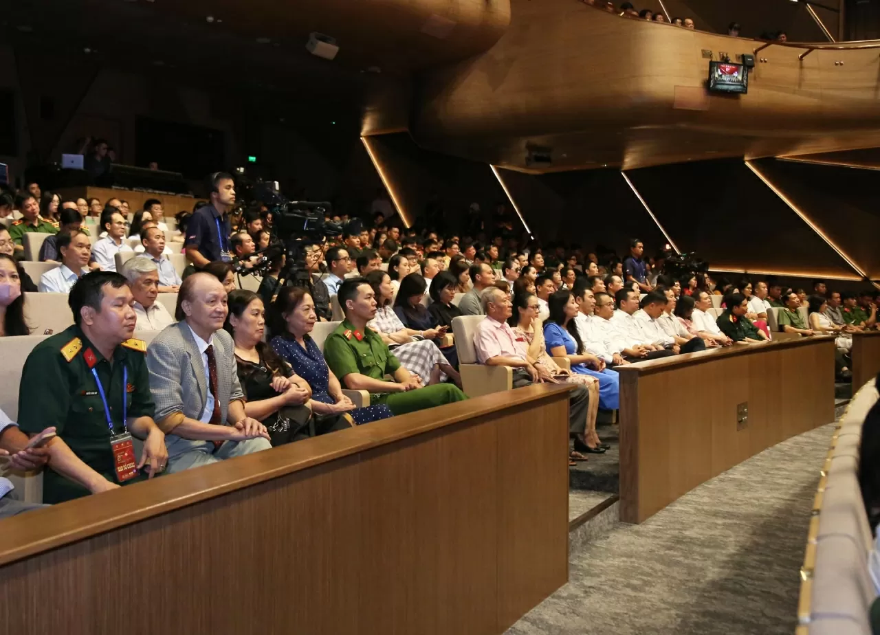 Nhà hát Hồ Gươm chật kín những thính giả yêu thích dòng nhạc Giao hưởng. (Ảnh: Thành Long)