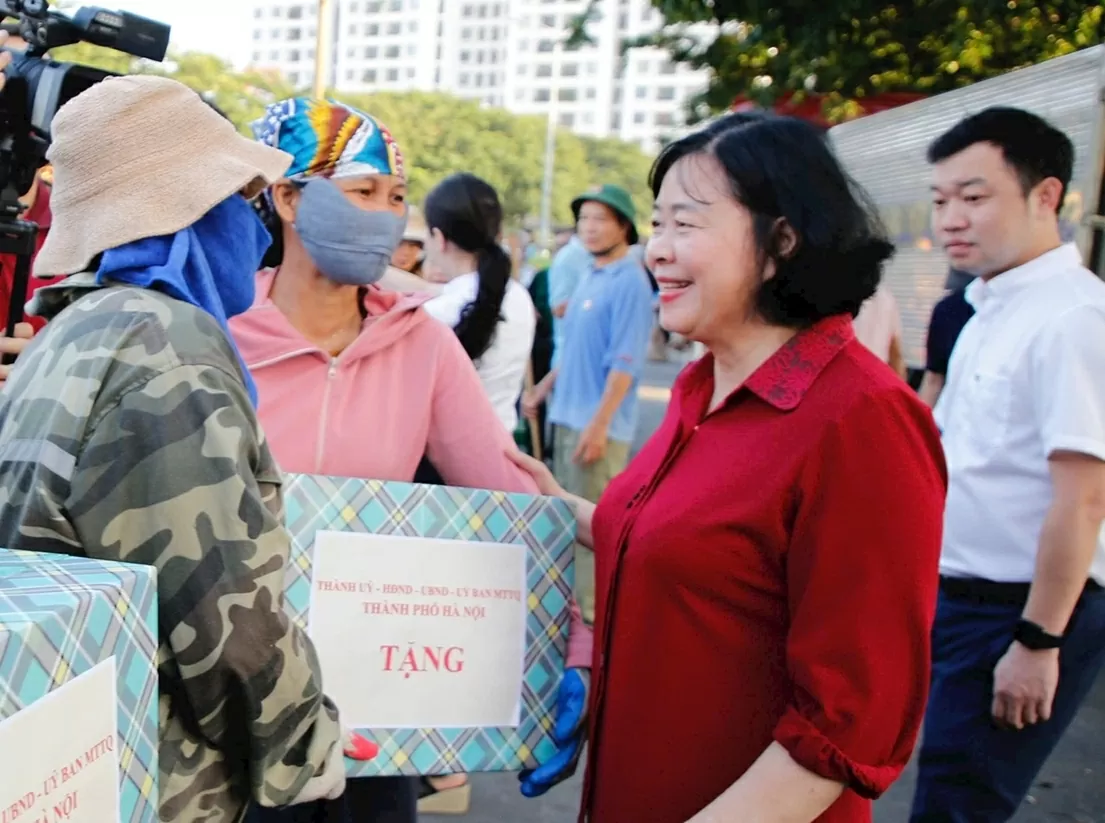 Bí thư Thành uỷ Hà Nội Bùi Thị Minh Hoài cùng người dân phường Xuân Đỉnh tổng vệ sinh môi trường