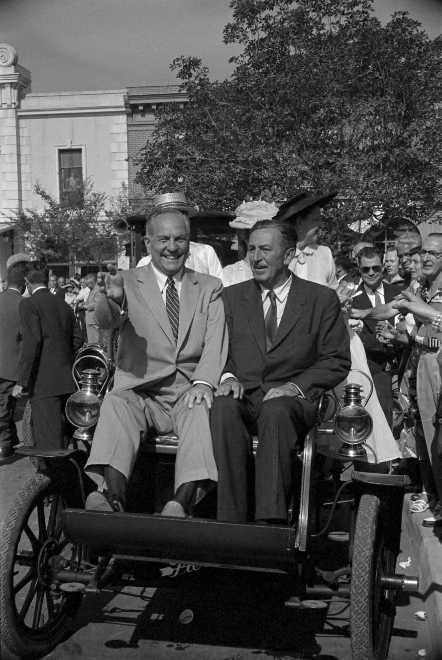 Thống đốc California Goodwin Knight (trái) cùng nhà sáng lập Walt Disney tham gia diễu hành, đánh dấu giờ phút lịch sử của công viên. (Nguồn: Getty)