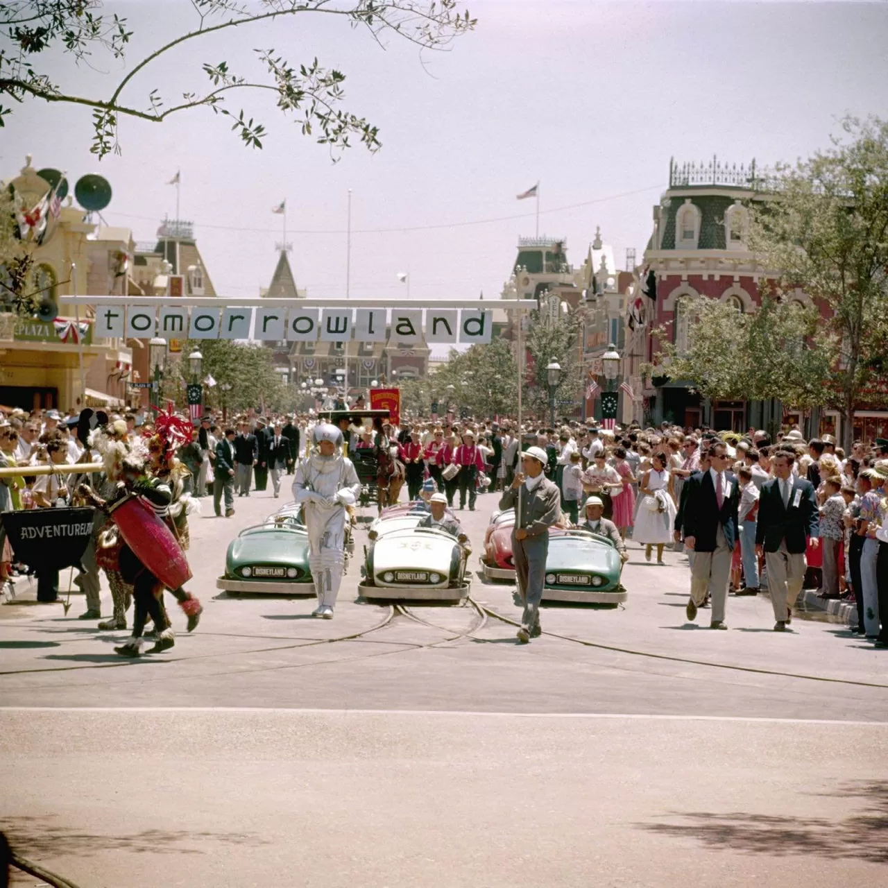 Đoàn diễu hành của khu Tomorrowland đi ngang qua đám đông. Khu vực này của công viên mang chủ đề về thế giới tương lai. (Nguồn: Shutterstock)