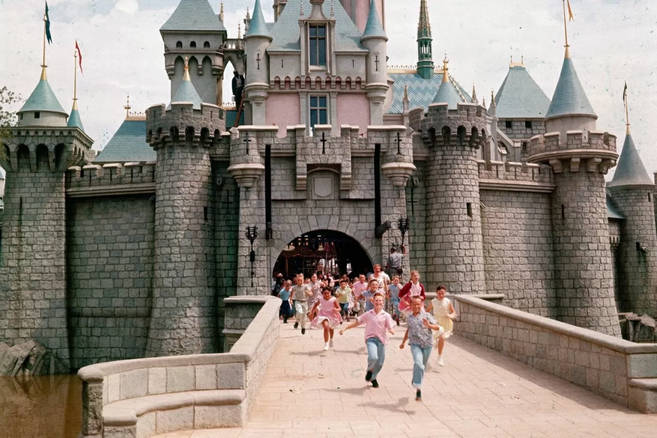 Tòa lâu đài Người đẹp ngủ trong rừng là trái tim và là biểu tượng của công viên, hiện thân cho lời hứa về một thế giới cổ tích có thật. (Nguồn: The LIFE Picture Collection) 