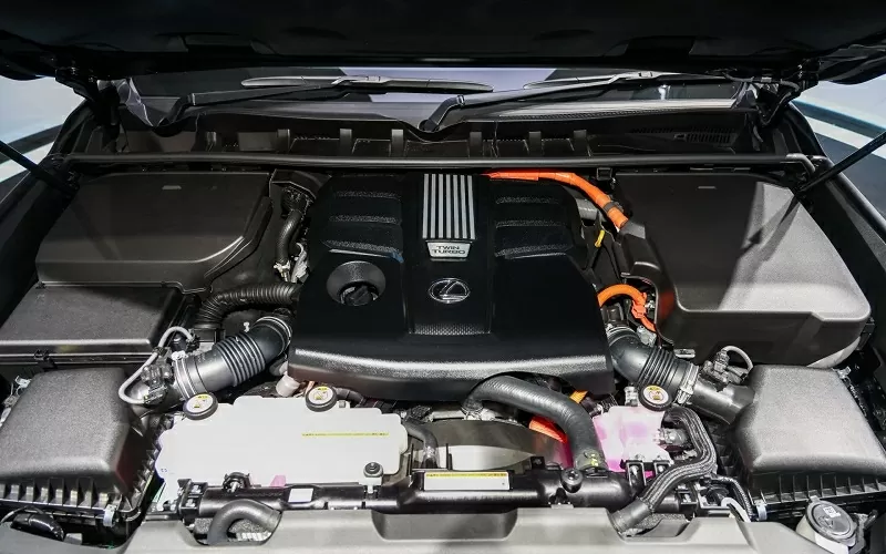 Lexus LX 700h sử dụng hệ truyền động hybrid tiên tiến, kết hợp giữa động cơ xăng V6 tăng áp dung tích 3.5L và một mô-tơ điện.