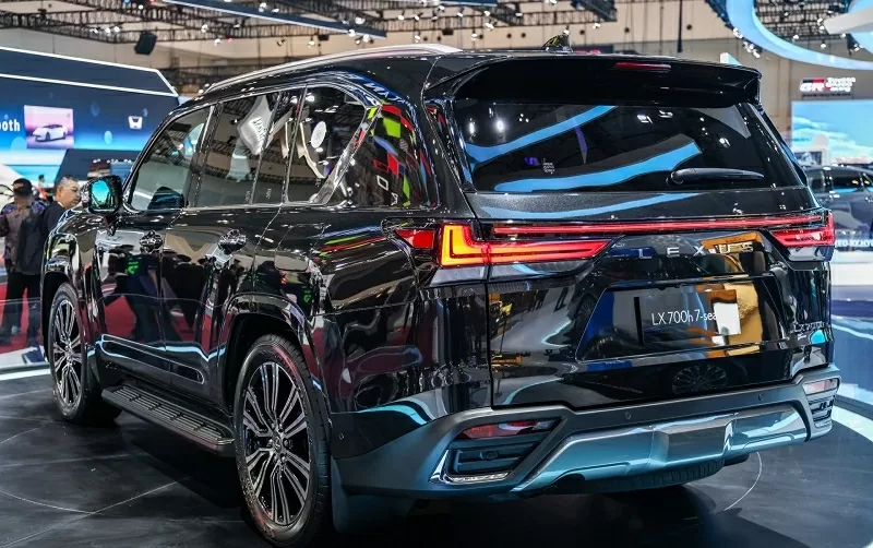 Hiện tại, Lexus vẫn chưa công bố kế hoạch phân phối chính thức mẫu LX 700h tại thị trường Việt Nam. Hiện tại, Lexus vẫn chưa công bố kế hoạch phân phối chính thức mẫu LX 700h tại thị trường Việt Nam.