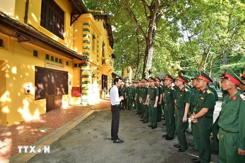 Lực lượng diễu binh, diễu hành A80 tham quan Khu Di tích Chủ tịch Hồ Chí Minh
