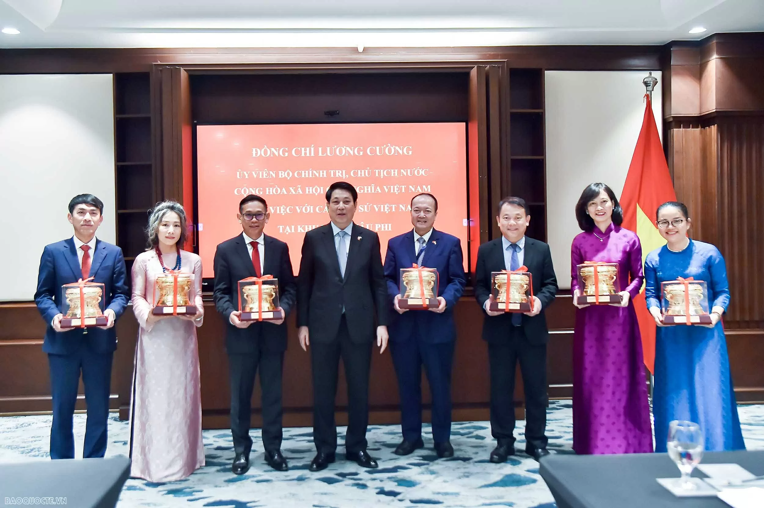 Chủ tịch nước Lương Cường gặp các Đại sứ Việt Nam tại châu Phi: Đẩy mạnh triển khai đường lối đối ngoại, nâng tầm quan hệ Việt Nam – châu Phi Chủ tịch nước Lương Cường gặp các Đại sứ Việt Nam tại châu Phi: Đẩy mạnh triển khai đường lối đối ngoại, nâng tầm quan hệ Việt Nam – châu Phi