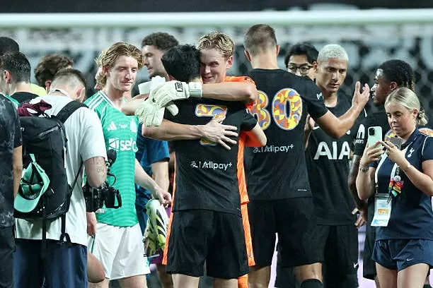 CHÙM ẢNH: Son Heung Min rớt nước mắt chia tay Tottenham