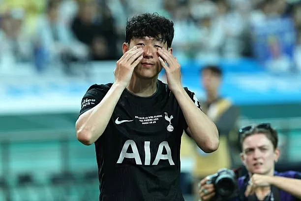 CHÙM ẢNH: Son Heung Min rớt nước mắt chia tay Tottenham