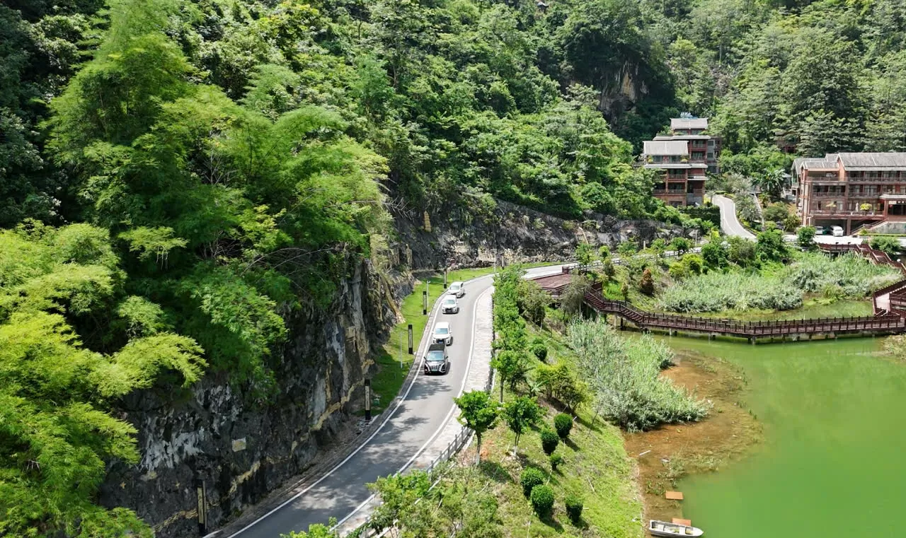 Tăng cường giao lưu Văn hóa Việt – Trung qua trải nghiệm tour du lịch tự lái xe Tăng cường giao lưu Văn hóa Việt – Trung qua trải nghiệm tour du lịch tự lái xe