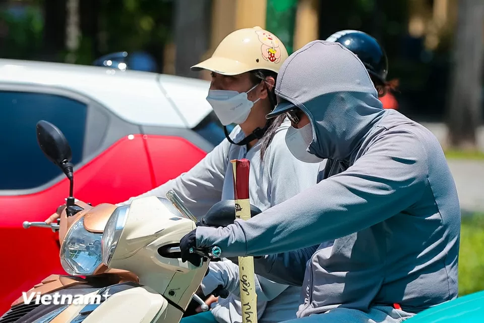 Người dân di chuyển trên đường phố như đổ lửa giữa nắng nóng Hà Nội Người dân di chuyển trên đường phố như đổ lửa giữa nắng nóng Hà Nội