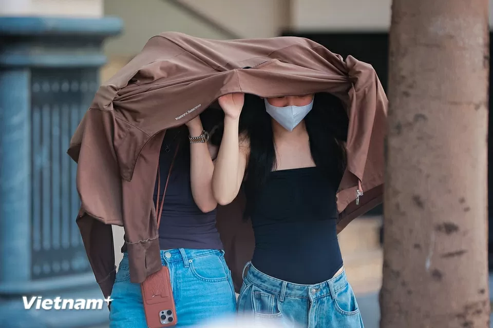 Người dân di chuyển trên đường phố như đổ lửa giữa nắng nóng Hà Nội Người dân di chuyển trên đường phố như đổ lửa giữa nắng nóng Hà Nội