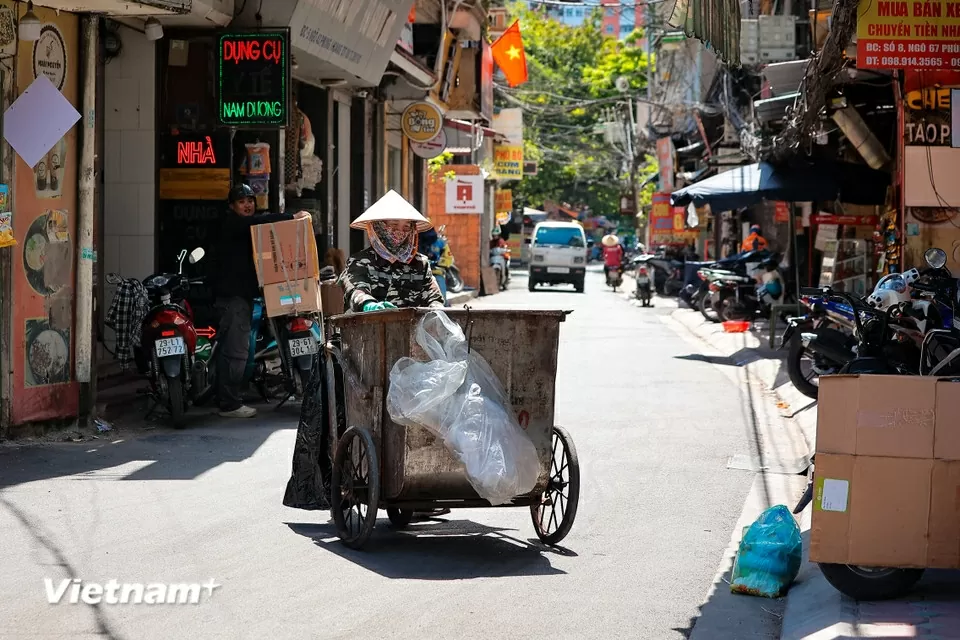 Người dân di chuyển trên đường phố như đổ lửa giữa nắng nóng Hà Nội Người dân di chuyển trên đường phố như đổ lửa giữa nắng nóng Hà Nội