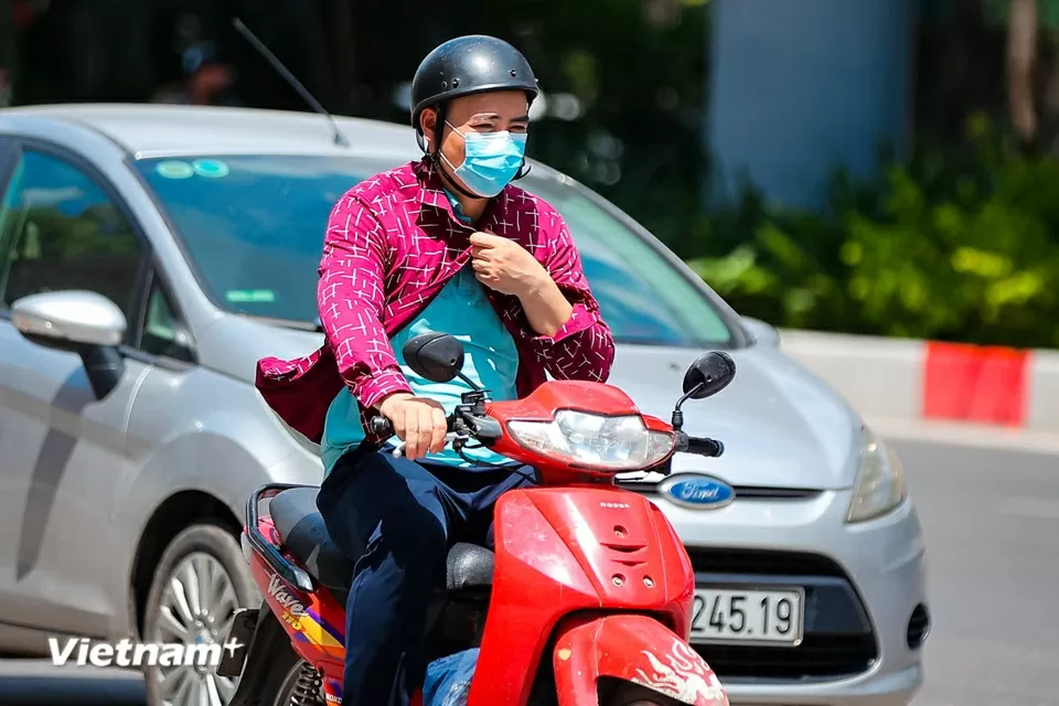 Người dân di chuyển trên đường phố như đổ lửa giữa nắng nóng Hà Nội Người dân di chuyển trên đường phố như đổ lửa giữa nắng nóng Hà Nội