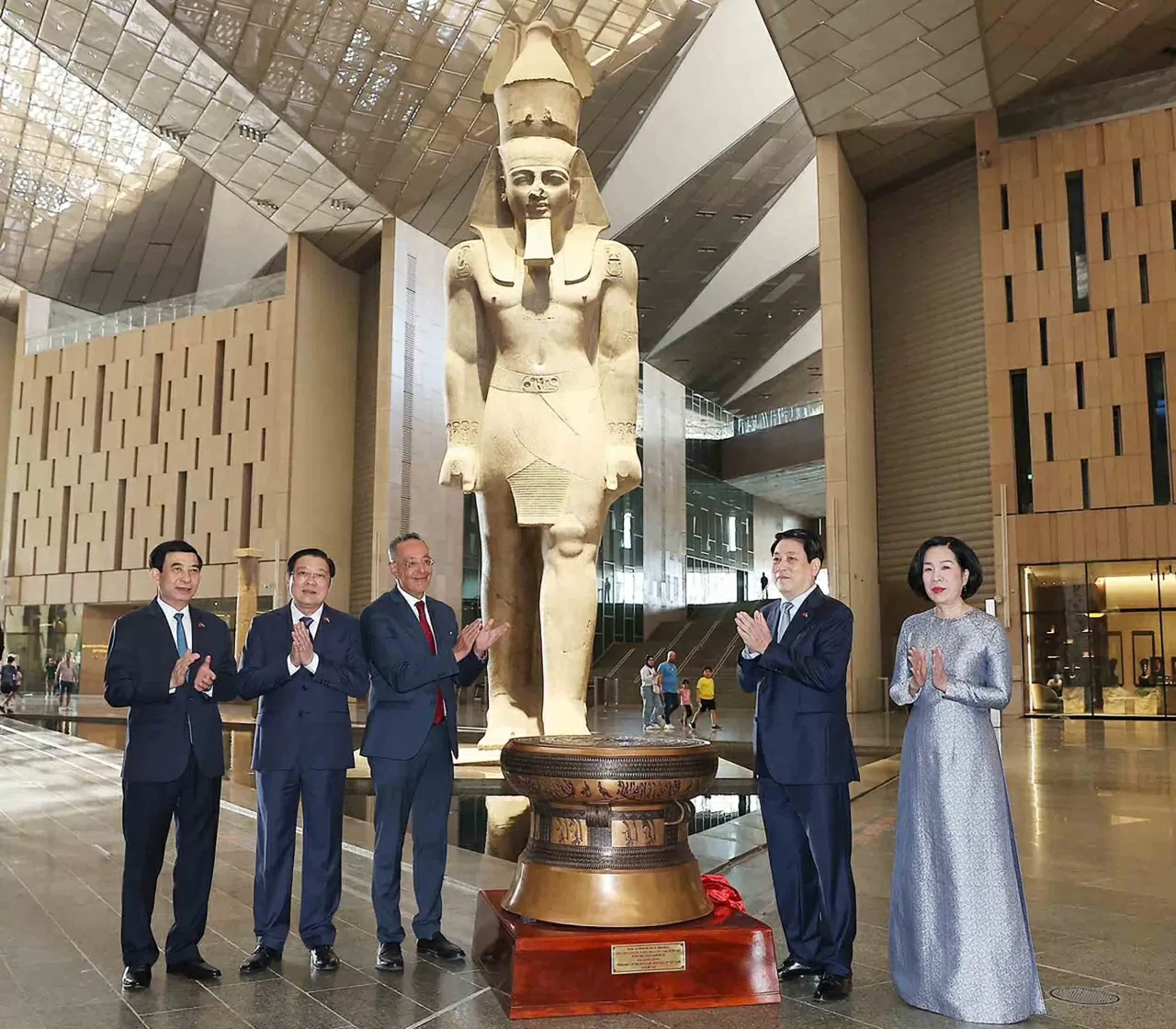 Chủ tịch nước Lương Cường trao tặng Đại Bảo tàng Ai Cập phiên bản Trống đồng Ngọc Lũ – một biểu tượng văn hóa đặc sắc và thiêng liêng của nền văn minh Đông Sơn, phản ánh tinh thần, trí tuệ và bản sắc của dân tộc Việt Nam.