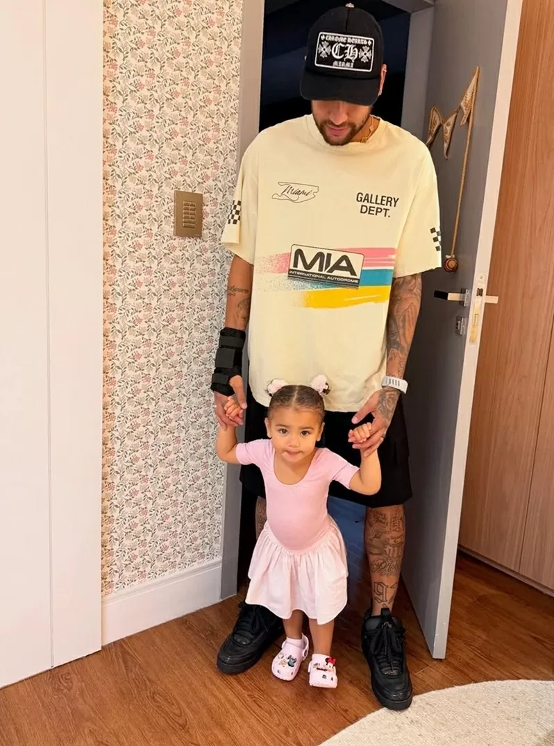 Neymar và những khoảnh khắc đáng yêu cùng gia đình nhỏ