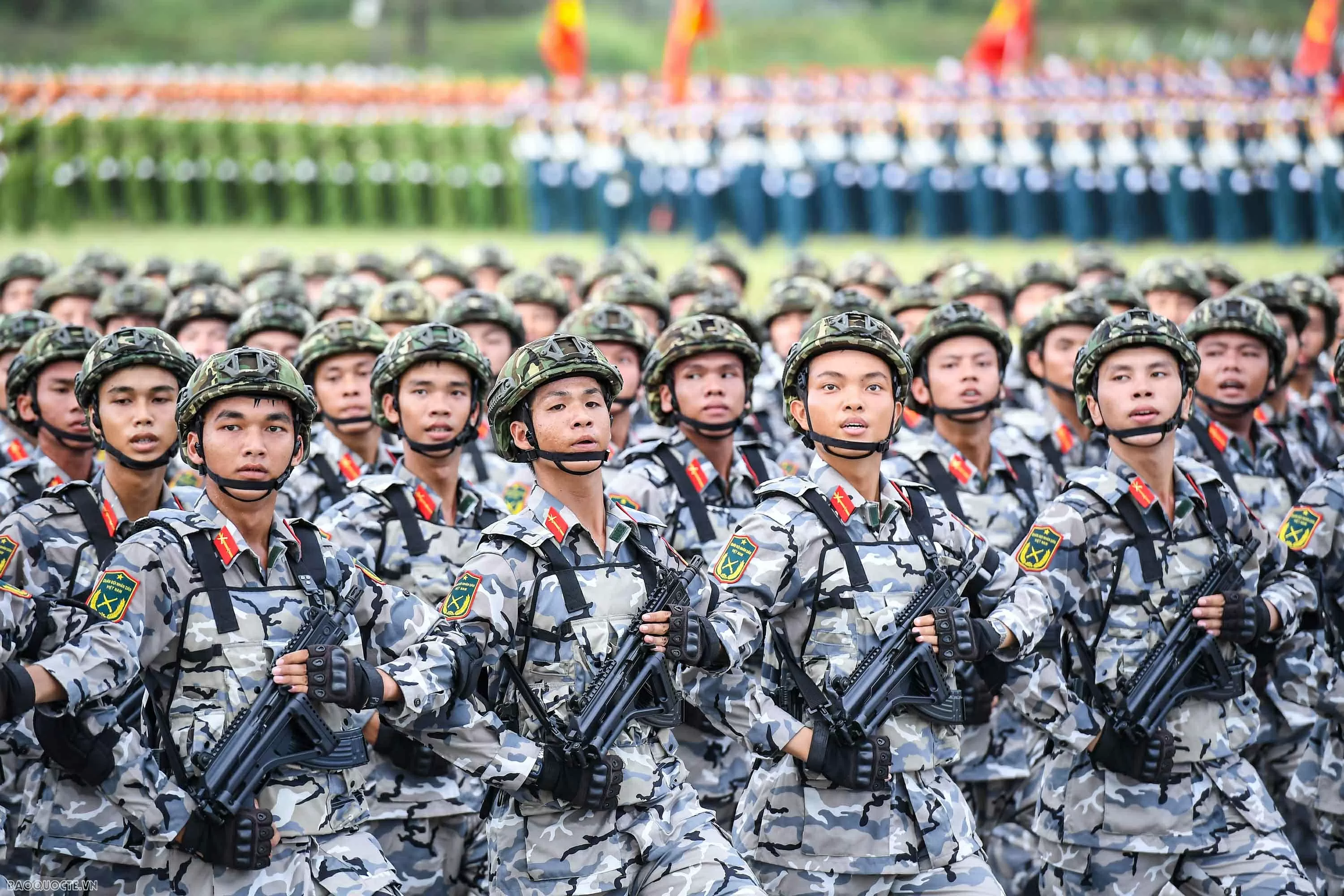 Chiến sĩ diễu binh vượt nắng, thắng mưa luyện tập