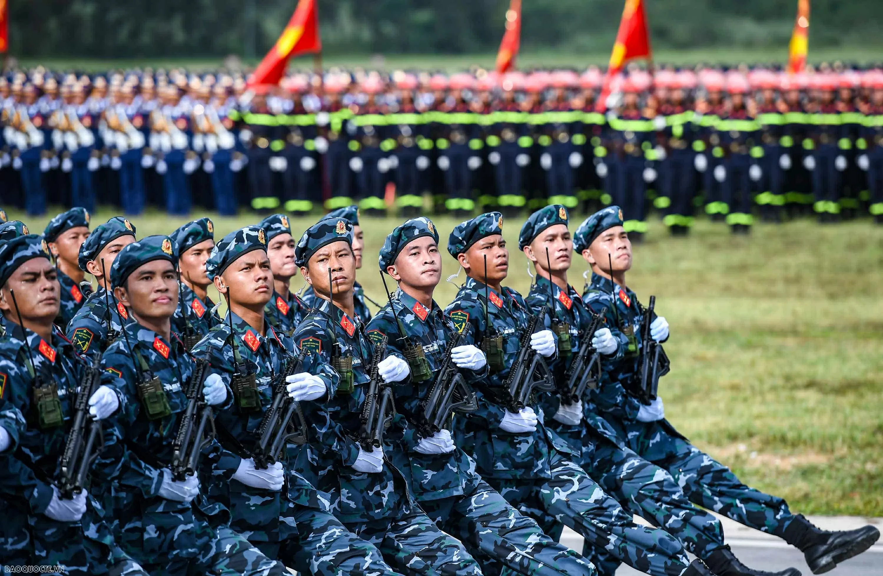 Chiến sĩ diễu binh vượt nắng, thắng mưa luyện tập