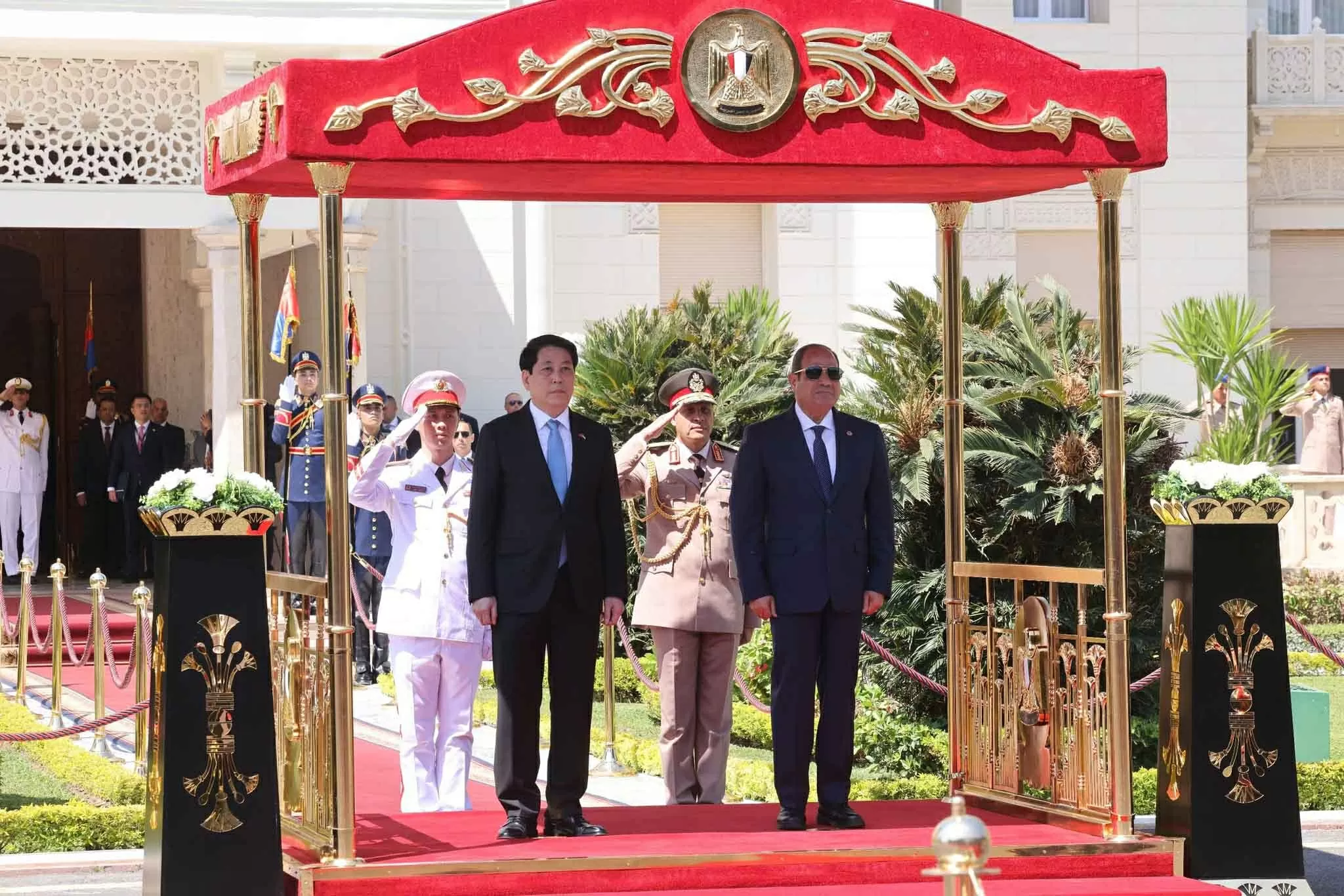 Chủ tịch nước Lương Cường và Tổng thống Ai Cập Abdel Fattah El-Sisi trên bục danh dự nghe quân nhạc cử quốc thiều hai nước.