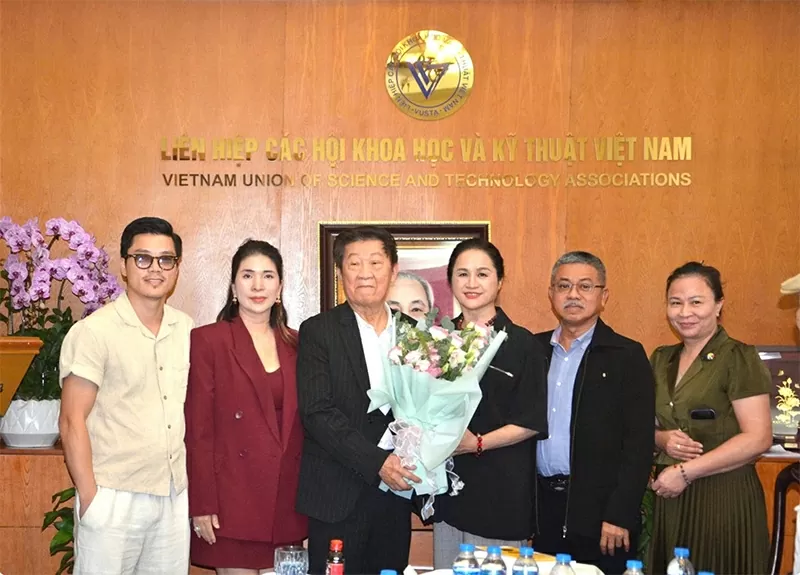 Đại diện EPMA tặng hoa chúc mừng ông Peter Palangpoul