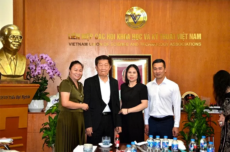 Đại diện EPMA chụp ảnh cùng ông Peter Palangpoul