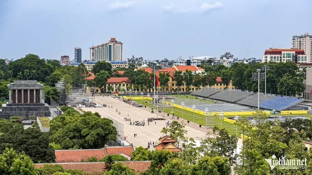 Gấp rút hoàn thiện lắp đặt các khán đài chuẩn bị Lễ diễu binh, diễu hành ngày Quốc khánh 2/9