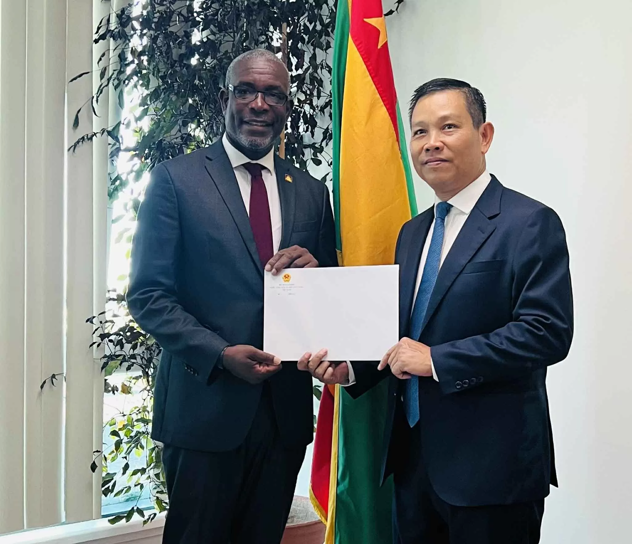 Đại sứ Vũ Trung Mỹ trình Thư ủy nhiệm lên Toàn quyền Grenada Đại sứ Vũ Trung Mỹ trình Thư ủy nhiệm lên Toàn quyền Grenada