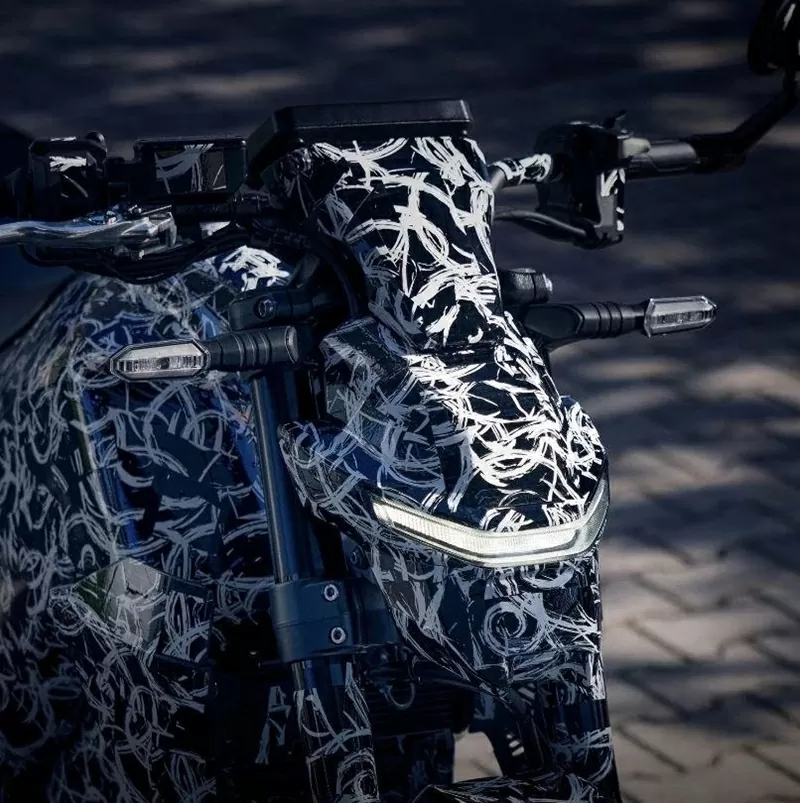 Phần đầu xe nổi bật với cụm đèn pha LED sắc nét, kết hợp cùng dải đèn định vị ban ngày thiết kế góc cạnh. Phần đầu xe nổi bật với cụm đèn pha LED sắc nét, kết hợp cùng dải đèn định vị ban ngày thiết kế góc cạnh.