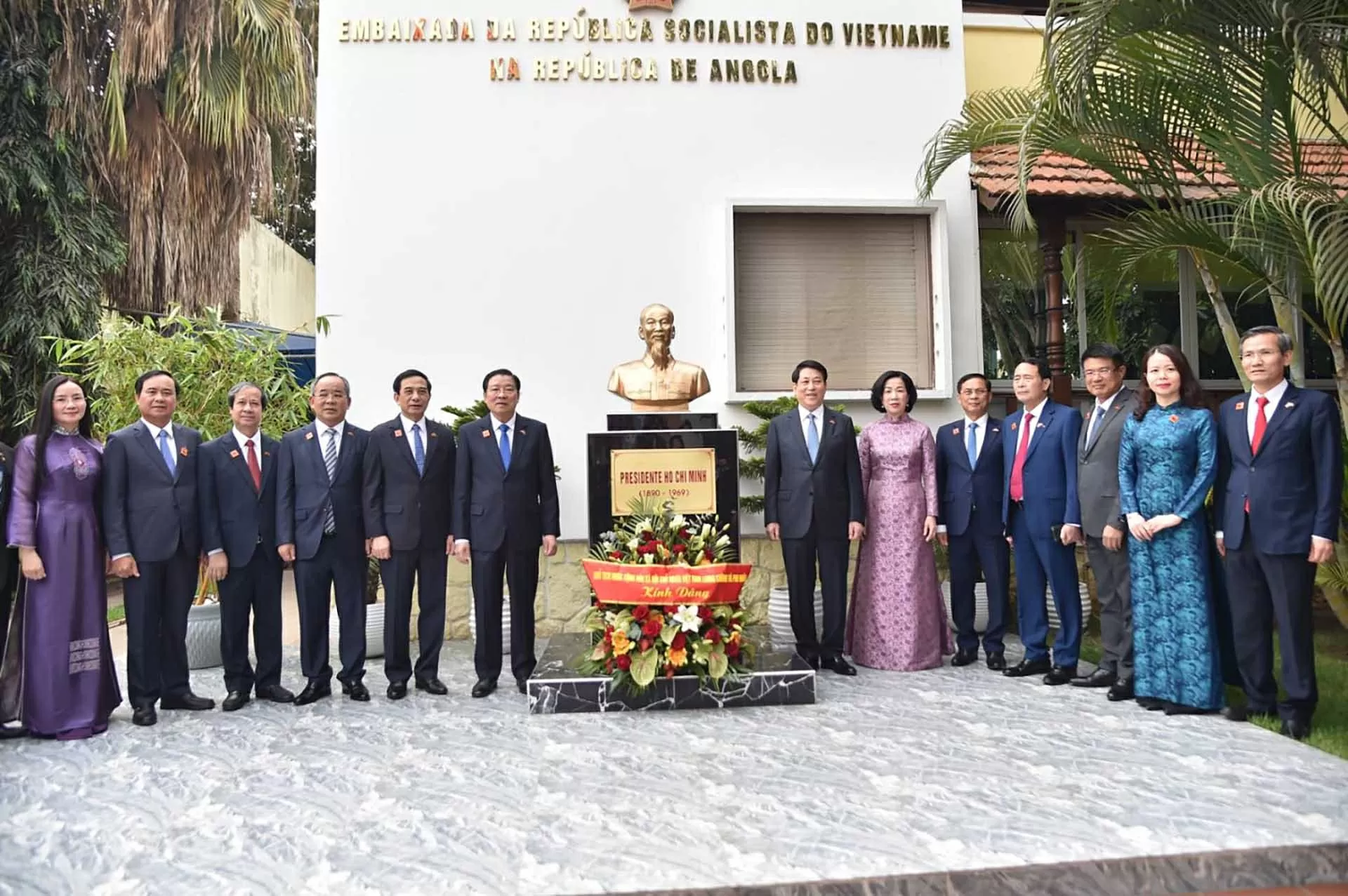 Chủ tịch nước Lương Cường thực hiện các hoạt động tưởng niệm tại các địa danh lịch sử biểu tượng cho tình hữu nghị Việt Nam-Angola