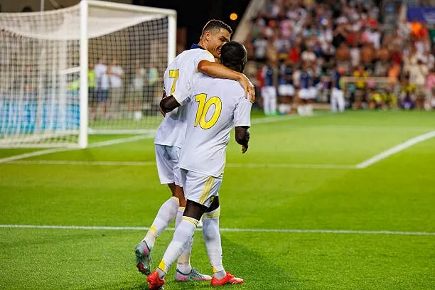 Ronaldo nhường Mane sút penalty trong ngày lập hat-trick