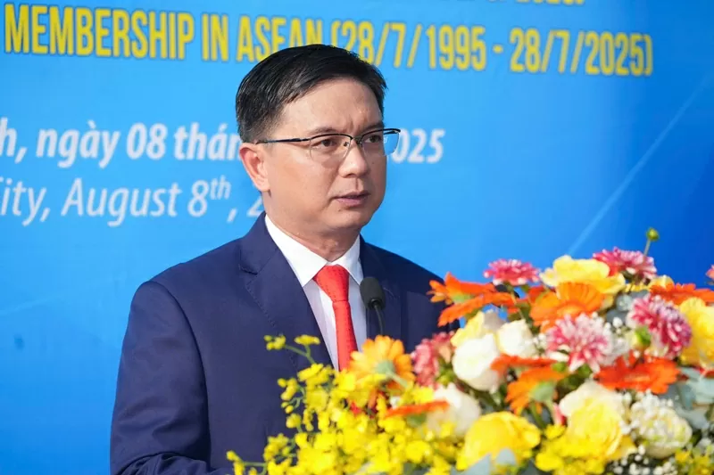 Lễ thượng cờ kỷ niệm 58 năm thành lập ASEAN và 30 năm Việt Nam gia nhập Hiệp hội diễn ra trang trọng tại Tp. HCM