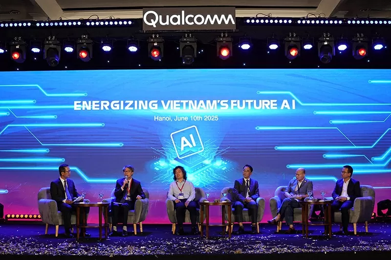 Panel Discussion: Energizing Viet Nam’s Future AI” – A powerful exchange of ideas as Mr. Thieu Phuong Nam and top industry leaders dive into the future of AI at Qualcomm’s strategic forum in Hanoi. Panel Discussion: Energizing Viet Nam’s Future AI” – A powerful exchange of ideas as Mr. Thieu Phuong Nam and top industry leaders dive into the future of AI at Qualcomm’s strategic forum in Hanoi.