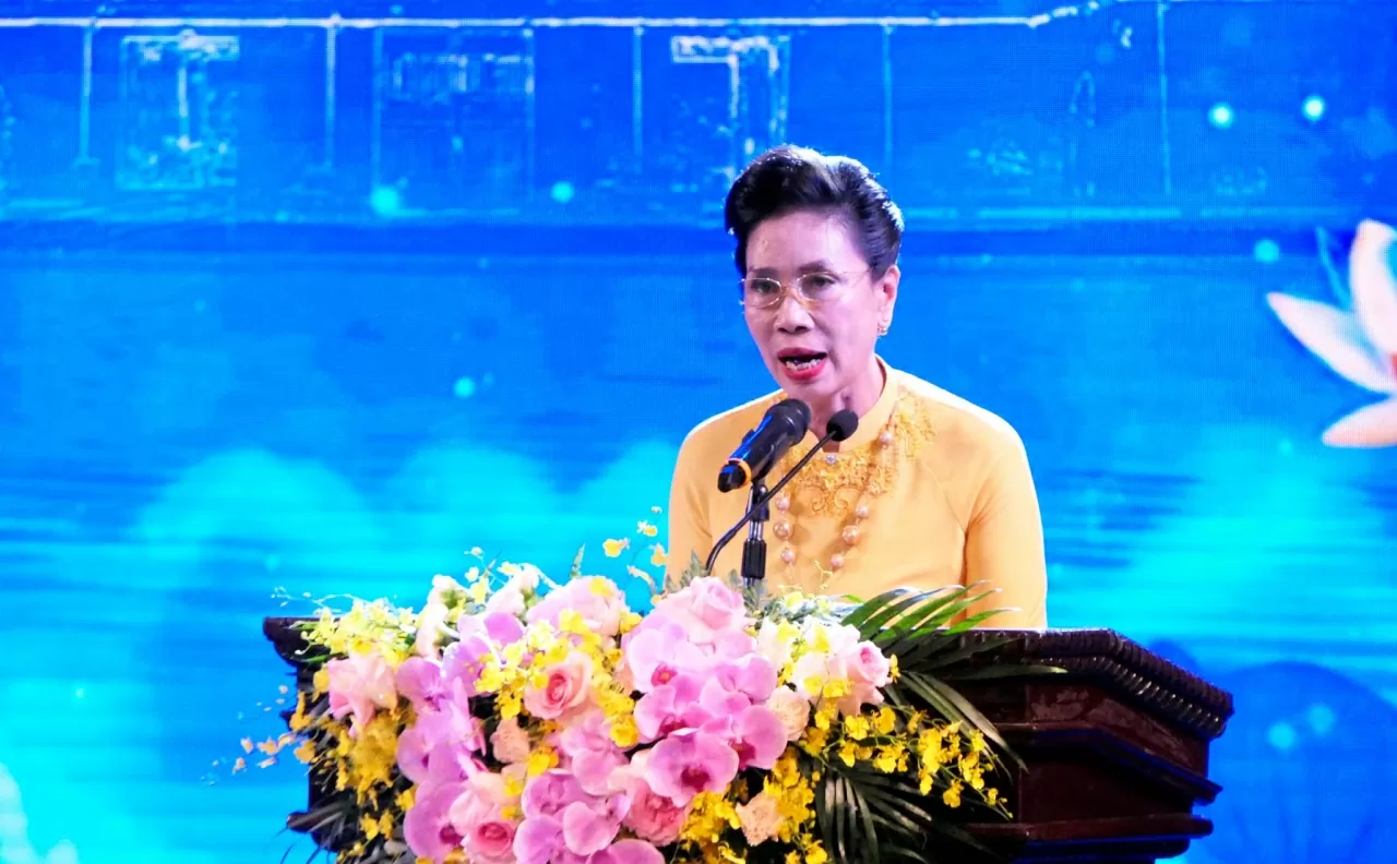 TS Đặng Thị Bích Liên - Chủ tịch Hiệp hội Văn hóa Áo dài Việt Nam phát biểu tại buổi lễ. (Ảnh: Thành Long)