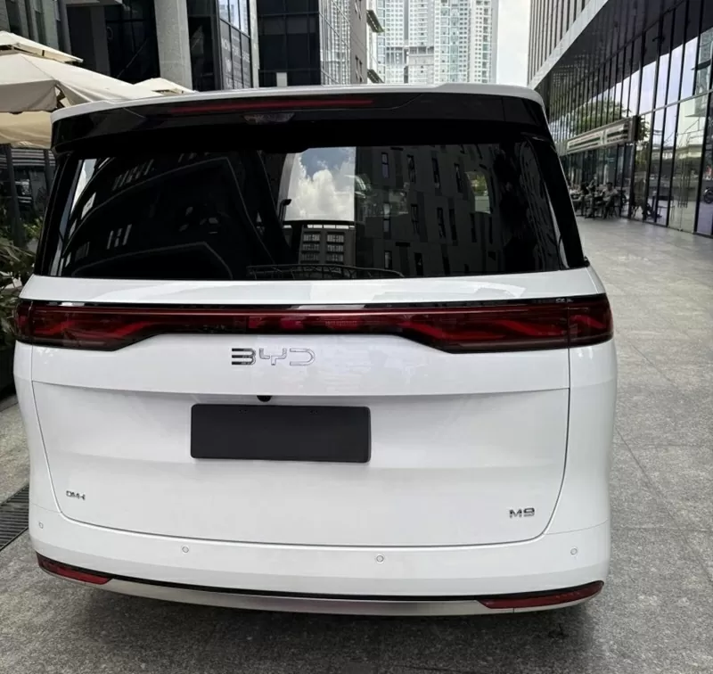 Khi kết hợp xăng và điện, tổng phạm vi hoạt động của BYD M9 có thể đạt tới 945 km, mang lại sự yên tâm cho những chuyến đi dài.